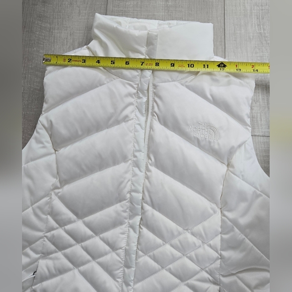 The North Face | Women's 550 down vest in White, size S - Picture 9 of 12